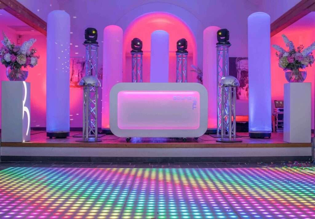 Wat kost een dansvloer huren voor bruiloft, feest of evenement – overzicht van prijzen en opties.